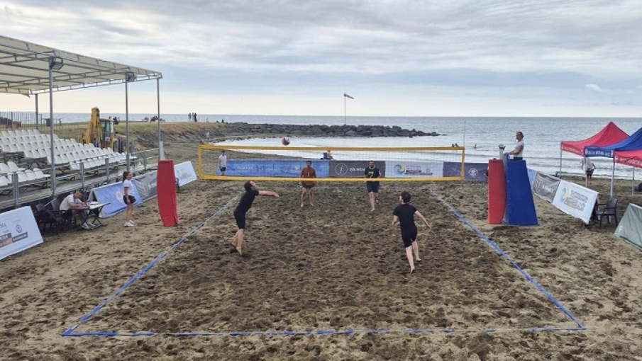 Trabzon'da Plaj Voleybolu Halk Turnuvası Başladı